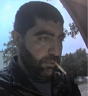 Mężczyzna ciemnej karnacji z brodą