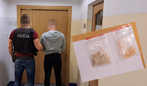 Policjant z zatrzymanym mężczyzną, stoją tyłem w korytarzu KPP Piaseczno, na zdjęciu widoczne są również środki odurzające które zostały zabezpieczone