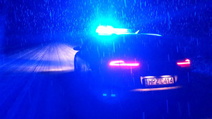 Radiowóz policyjny, zdjęcie nocą