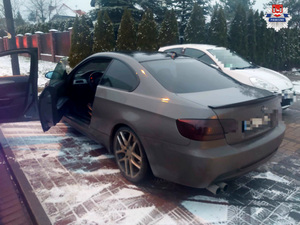 szare BMW zatrzymane do kontroli drogowej w Górze Kalwarii, opis w tekście