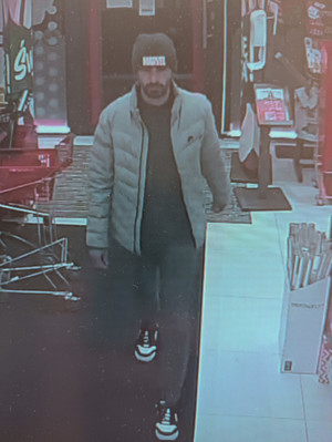 Mężczyzna wchodzący do drogerii kosmetycznej