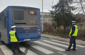 Policjanci sprawdzają emisję spalin z autobusu