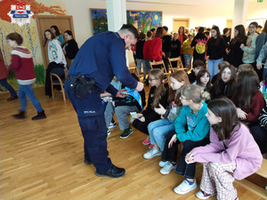 dzielnicowy rozdaje ulotki "śnieżny dekalog"