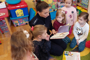 Policjantka w trakcie czytania bajki dzieciom