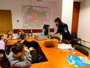 policjantka prezentu zabezpieczanie śladów