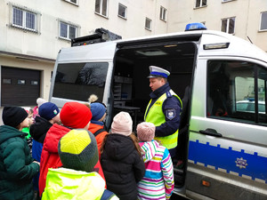 policjant wydziału ruchu drogowego prezentuje radiowóz policyjny, opowiada o wyposażeniu