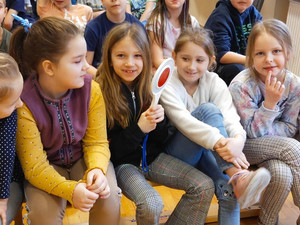 dziewczynka trzyma policyjną tarczę do zatrzymywania pojazdów