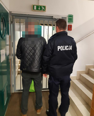 policjant z zatrzymanym mężczyzną