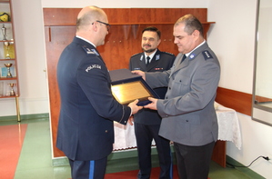 Komendant wręcza pamiątkowe tabliczki z podziękowaniem