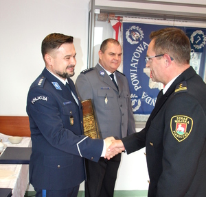 Podziękowania odchodzącym funkcjonariuszom składa Komendant Straży Miejskiej