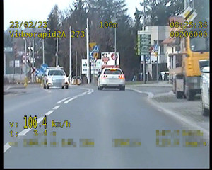 Przekroczenie dozwolonej prędkości, stop-klatka z policyjnego wideorejestratora