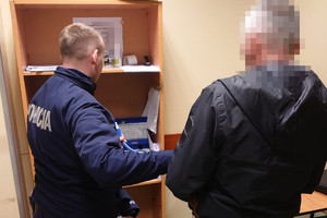 Umundurowany policjant z zatrzymanym nietrzeźwym kierującym w trakcie badania stanu trzeźwości