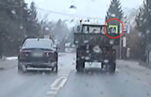 Pojazd osobowy wyprzedza ciągnik rolniczy bezpośrednio przed przejściem dla pieszych