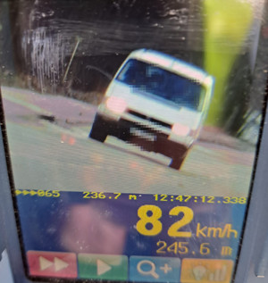 biały pojazd marki vw z przekroczeniem dozwolonej prędkości