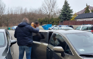 Mężczyzna zatrzymany przez policjantów w trakcie wsiadania do nieoznakowanego raiowozu
