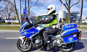 umundurowany policjant na motocyklu