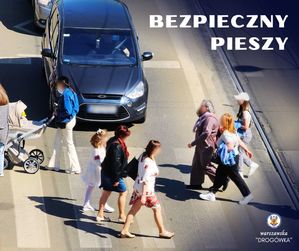 piesi przechodzący przez przejście dla pieszych