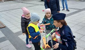 policjantka wraz z dziećmi
