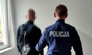 17-latek wraz z umundurowanym policjantem