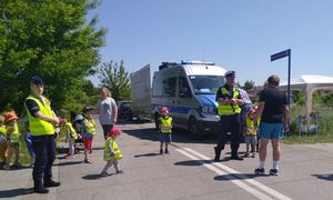policjanci wraz z dziećmi w trakcie działań jabłuszko czy cytrynka