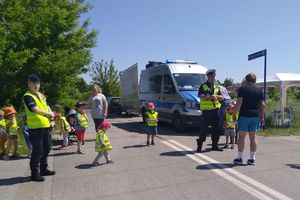 policjanci wraz z dziećmi w trakcie działań jabłuszko czy cytrynka
