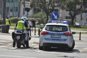 policyjny radiowóz oznakowany oraz motocyklista
