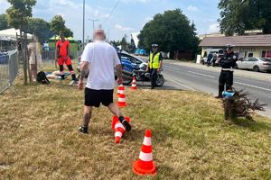 mężczyzna pokonujący tor przeszkód w alkogoglach