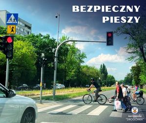 przejście dla pieszych oraz zbliżający się do niego samochód