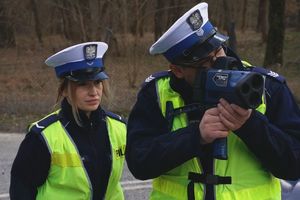 policjanci z laserowym miernikiem prędkości