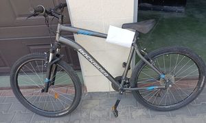 rower marki rockrider na tle budynku