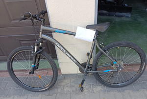 rower marki rockrider na tle budynku