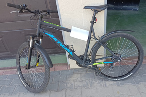 rower marki b-twin na tle budynku