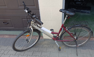 rower marki maxim na tle budynku