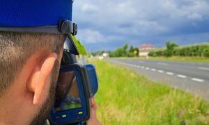 policjant dokonujący pomiaru prędkości