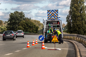 policjanci wykonujący czynności na drodze