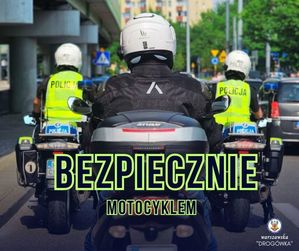 policjant jadący na motocyklu