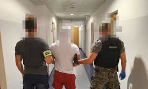 zatrzymany mężczyzna wraz z nieumundurowanymi policjantami