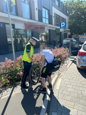 umundurowana policjantka oraz kontrolowany rowerzysta