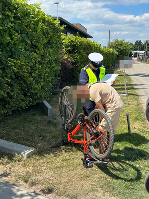 umundurowany policjant oraz kontrolowany rowerzysta