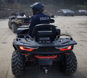 policjant na quadzie