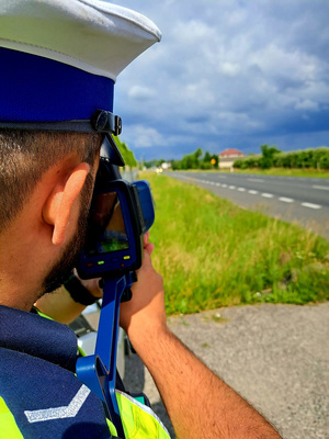 policjant dokonujący pomiaru prędkości