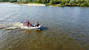 policjanci wspólnie z ratownikami patrolują teren Wisły oraz okoliczne plaże