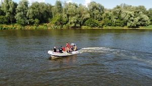 policjanci wspólnie z ratownikami patrolują teren Wisły oraz okoliczne plaże