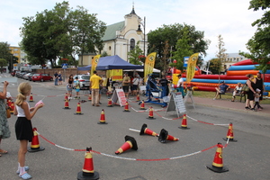 Na zdjęciu jest ogrodzony plac a w nim stoją pachołki na torze przeszkód.