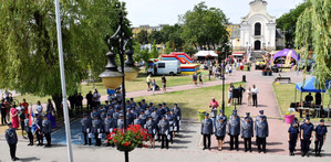 Zdjęcie jest zrobione z góry. widać na nim umundurowanych policjantów oraz osoby cywilne, które im się przyglądają.