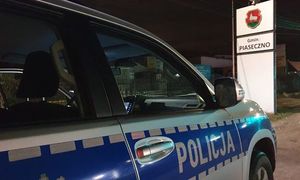 oznakowany radiowóz na tle napisu Gmina Piaseczno