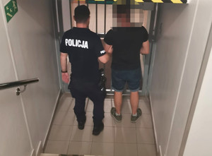 zatrzymany mężczyzna w asyście umundurowanego policjanta