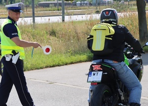 motocyklista zatrzymany do kontroli drogowej przez umundurowanego policjanta
