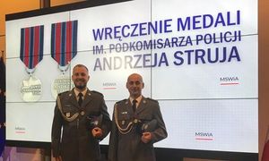 odznaczeni policjanci na tle napisu wręczenie medali