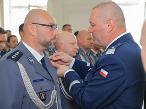 wręczenie odznaczenia Naczelnikowi Wydziału Prewencji przez Komendanta Stołecznego Policji